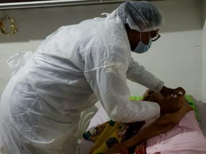 Prefeitura mantém vacinação em domicílio para usuários acamados