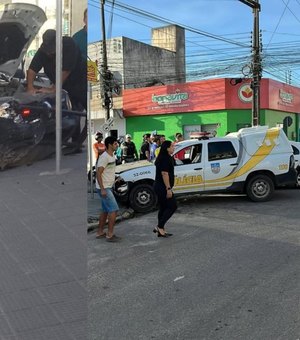 Viatura da PM colide com outro veículo no Centro de Arapiraca; mulher é socorrida pelo Samu