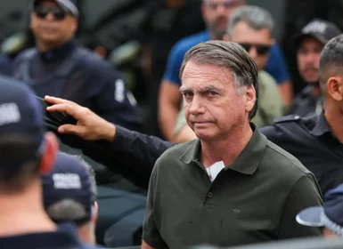 Defesa de Bolsonaro reitera pedido por cirurgia e prisão domiciliar