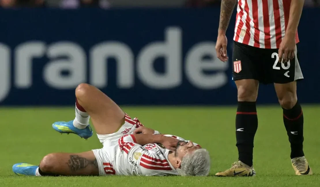 Médico do Flamengo atualiza status de Arrascaeta após cirurgia na clavícula