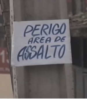 Morador cola cartaz em postes para alertar população sobre assaltos