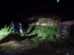 Van com passageiros capota após falha mecânica e deixa feridos em Atalaia