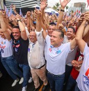 Renan Filho reúne multidão na orla de Maceió e campanha estima público de 80 mil