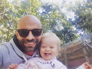 A história do gay solteiro que adotou bebê com síndrome de Down rejeitado por 20 famílias