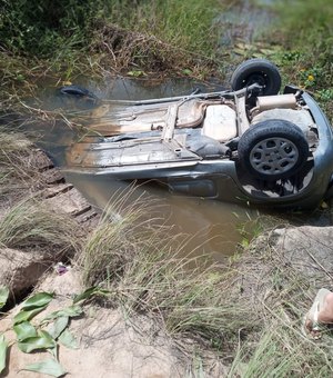 Carro cai em rio e mulher morre afogada em Maragogi