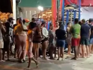 Busca por morango provoca fila e comemoração durante a madrugada