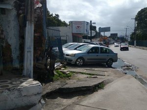Flagra: motoristas ignoram lei de trânsito e estacionam em calçada