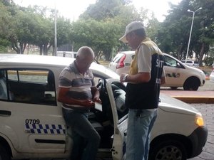 Fiscalização remove táxis irregulares em Maceió
