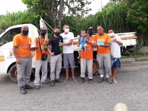 Coletores de lixo entregam caixinha de Natal para colega que fez cirurgia: 'Eu queria ter muito mais para ajudar ele', diz amigo