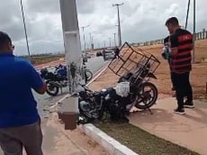 Motoboy fica gravemente ferido após colidir contra poste na Avenida Marília Mendonça