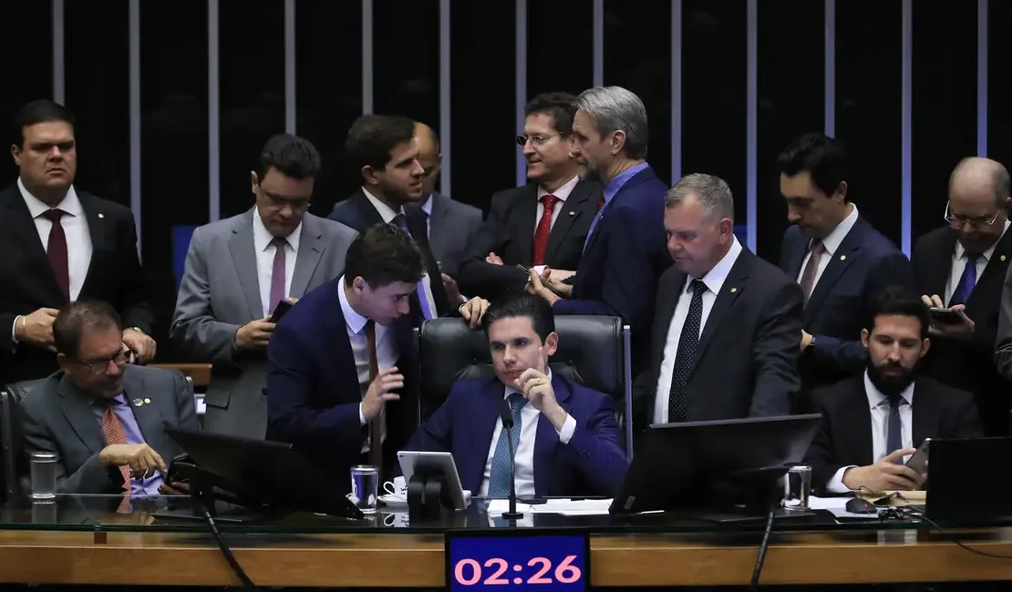 PEC da blindagem é aprovada por deputados e vai ao Senado