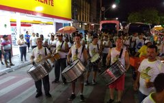 Bloco desfilou na noite desta quinta-feira (28) 