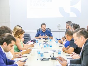 Comissão apresenta aos vereadores documento base para atualização do regimento interno da Câmara de Maceió