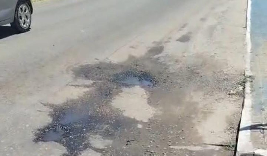 Vazamentos causam desperdícios de água em Porto de Pedras há um mês