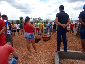 [Vídeo] Vítimas de triplo homicídio são sepultadas em Arapiraca; duas crianças sobreviveram