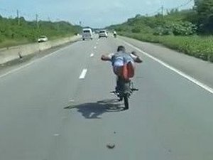 [Vídeo] Motociclistas são flagrados fazendo manobras na Ponte Divaldo Suruagy