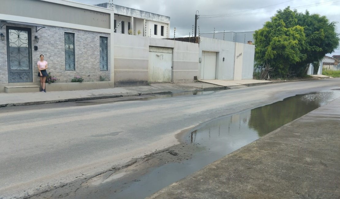 [Vídeo] Moradores reclamam de água empossada e denunciam falta de saneamento básico no bairro São Luiz I, em Arapiraca