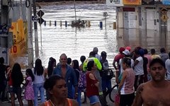 Rio Ipanema sobre mais de 6 metros e invade casas, estabelecimentos e deixa pontes submersas