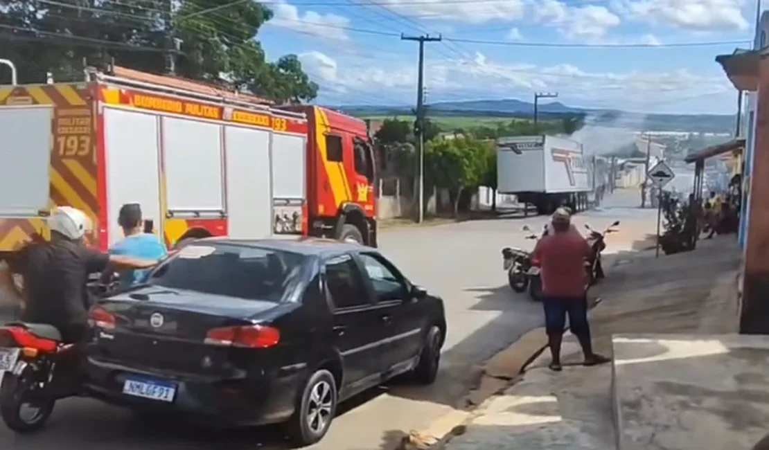 Caminhão-baú pega fogo em ladeira de São Sebastião e motorista consegue escapar a tempo