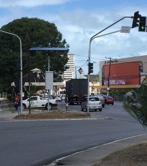 Semáforos intermitentes causam congestionamento na Av. Fernandes Lima