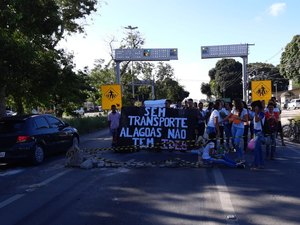 Estudantes cobram transporte escolar e fecham rua próximo ao aeroporto 