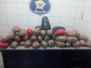 Motorista de aplicativo é preso com 20kg de maconha no porta malas