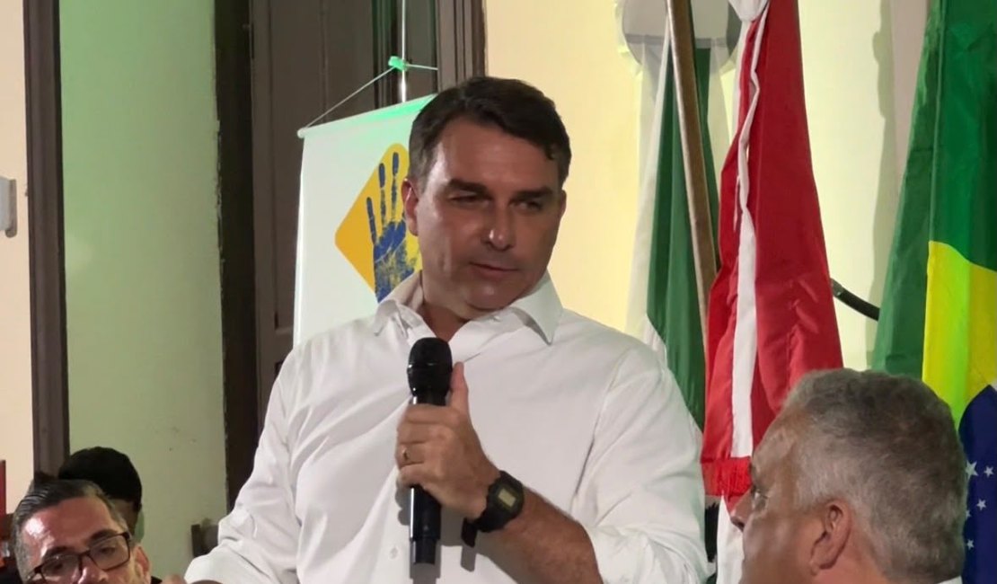 [Vídeo] Flávio Bolsonaro sobe o tom contra Moraes e questiona prisão do pai
