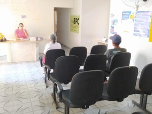 Prefeitura de Porto Calvo ajuda população a fazer cadastro do auxílio emergencial