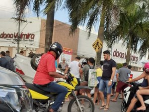 Táxi capota e deixa trânsito lento na Avenida Durval de Góes Monteiro