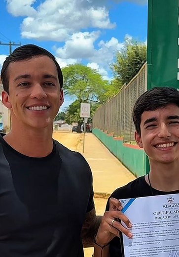 Deputado Leonam homenageia estudante que denunciou caso de intolerância religiosa no Ifal