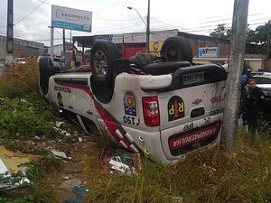 Com pista molhada, viatura da Radiopatrulha capota em Maceió