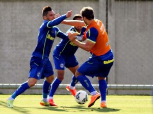 Pará e Lucas Coelho trocam socos em treino do Grêmio