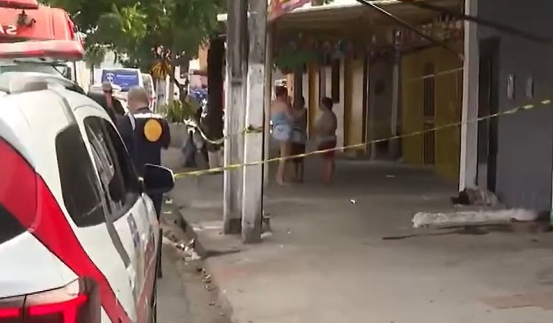 Idoso é preso por tentar matar colega a pedradas enquanto dormiam na rua em Maceió