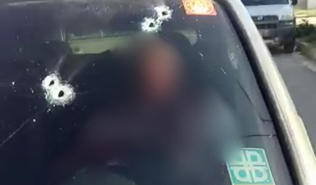 Homem é assassinado a tiros dentro de veículo na parte alta de Maceió