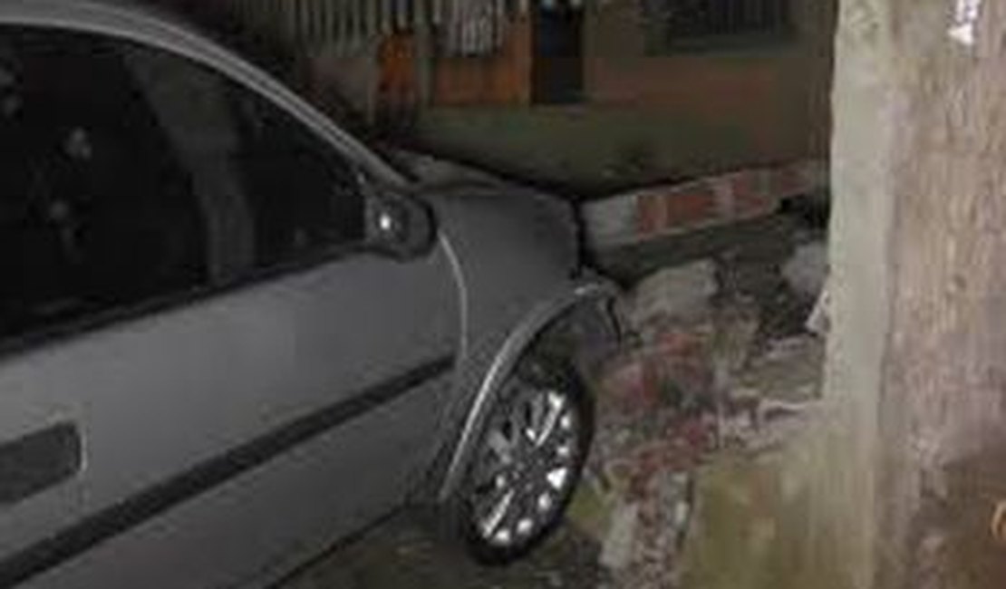 Mulher arrebenta carro em parede para provar que Deus existe