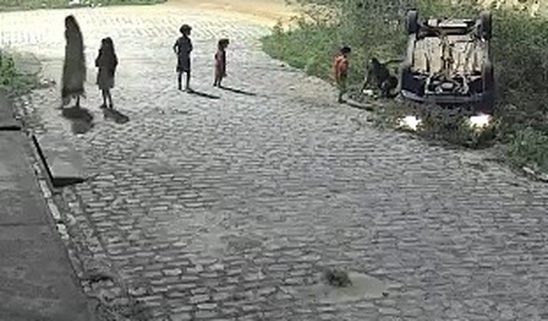 [Vídeo] Carro capotou em alta velocidade e levava oito pessoas em Arapiraca, entre elas crianças e gestante