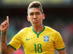 Jogador Firmino vai a restaurante e paga rodada de chope para clientes