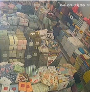 [Vídeo] Câmera de videomonitoramento flagra dupla furtando loja no Centro de Arapiraca