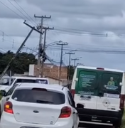 Van colide contra poste após passar por redutor de velocidade em Arapiraca