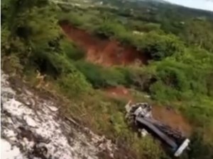 Caminhão cai em ribanceira após falha nos freios e motorista fica ferido em Palmeira dos Índios