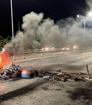 Em novo protesto, moradores de Marechal Deodoro bloqueiam dois sentidos de via