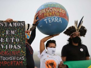 Grupo protesta contra política ambiental bolsonarista no DF