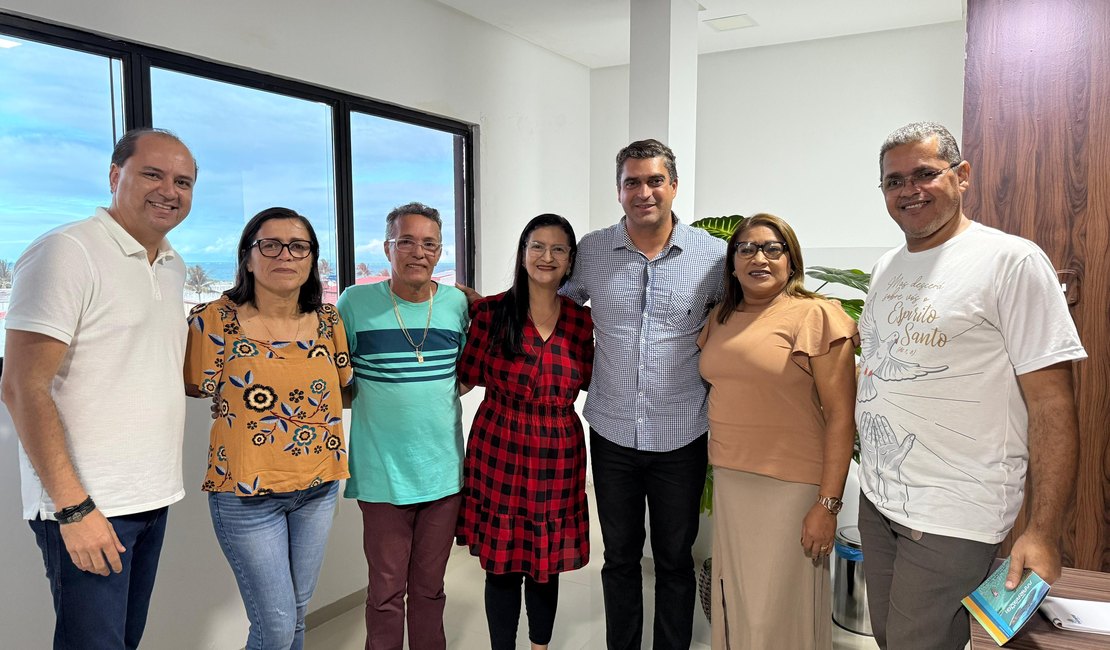 Prefeito concede reajuste salarial de 7% para professores da rede municipal de Maragogi
