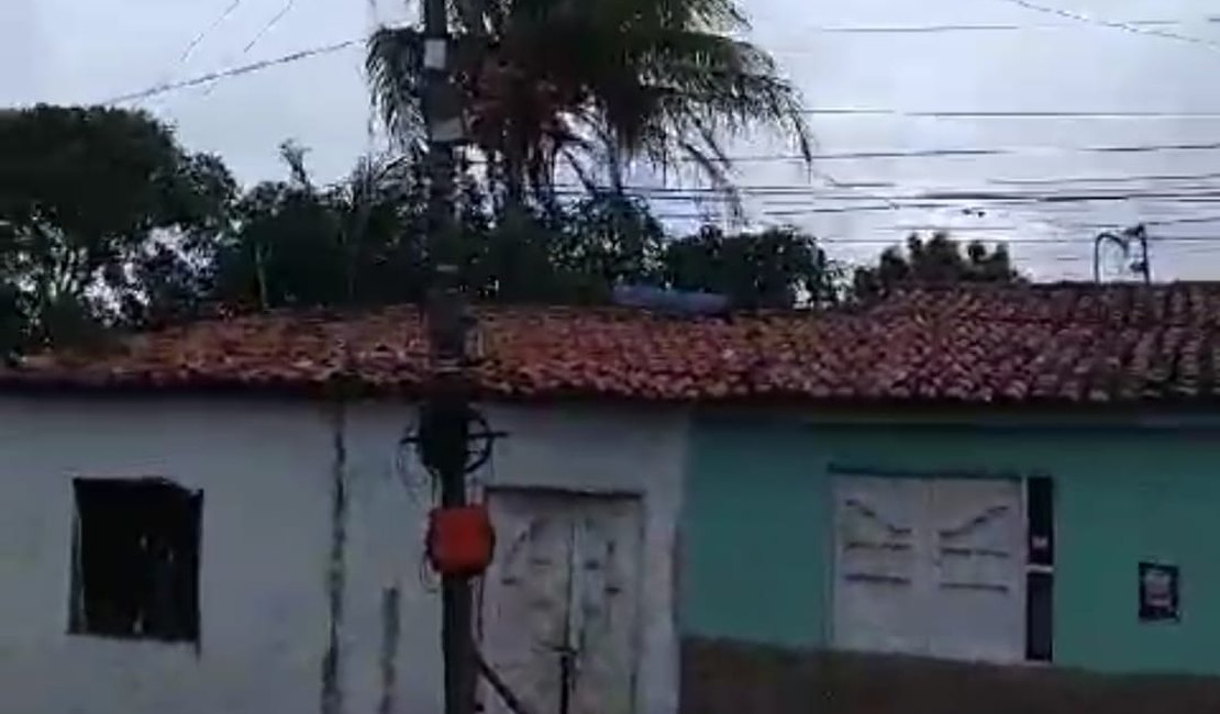 Após batida de caminhão, moradores temem queda de poste eletrificado em Arapiraca
