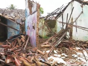 Após fortes chuvas, casas desabam na Chã de Bebedouro