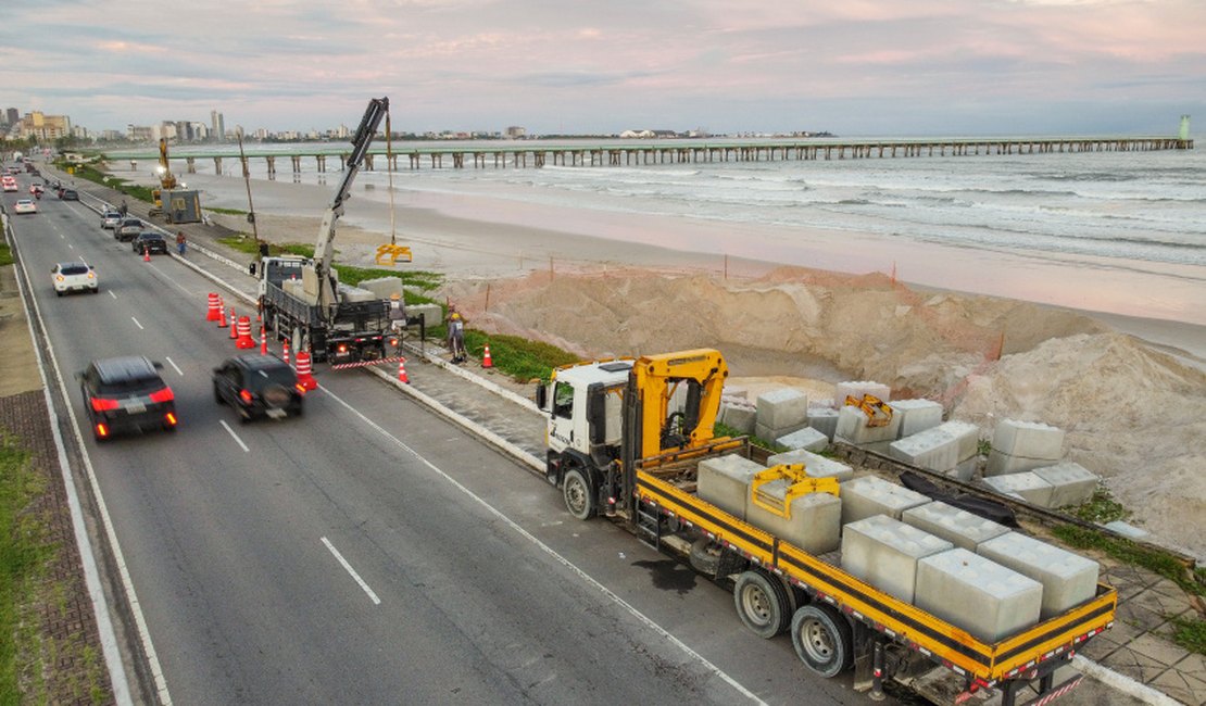 Prefeito JHC dá ordem de serviço para obras de contenção marítima na praia do Sobral