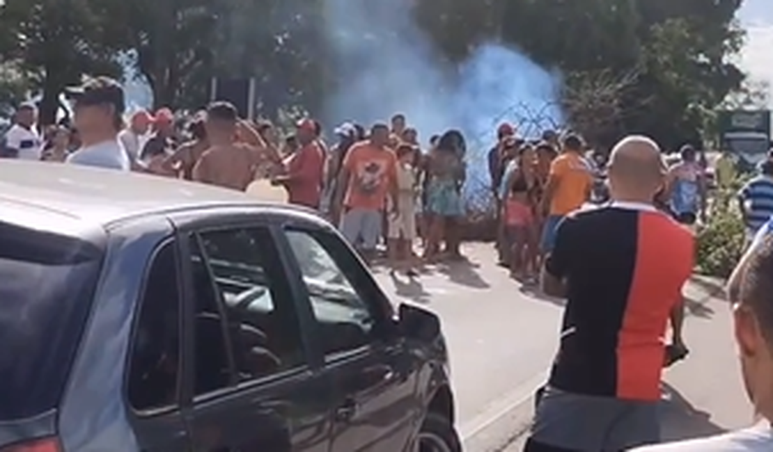 Moradores da zona rural de Atalaia protestam contra falta de água na BR-316