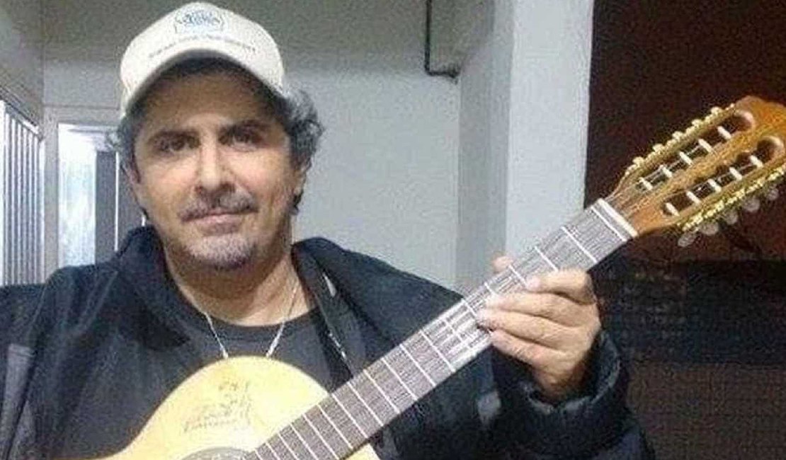 Guitarrista do 'Virgulóides' morre após cair tomando banho