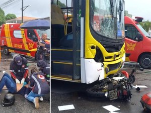 Colisão entre motocicleta e ônibus deixa duas pessoas feridas no bairro Gruta, em Maceió