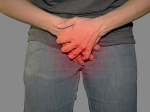 Homem tem cicatrizes após namorado tentar arrancar seu pênis em briga